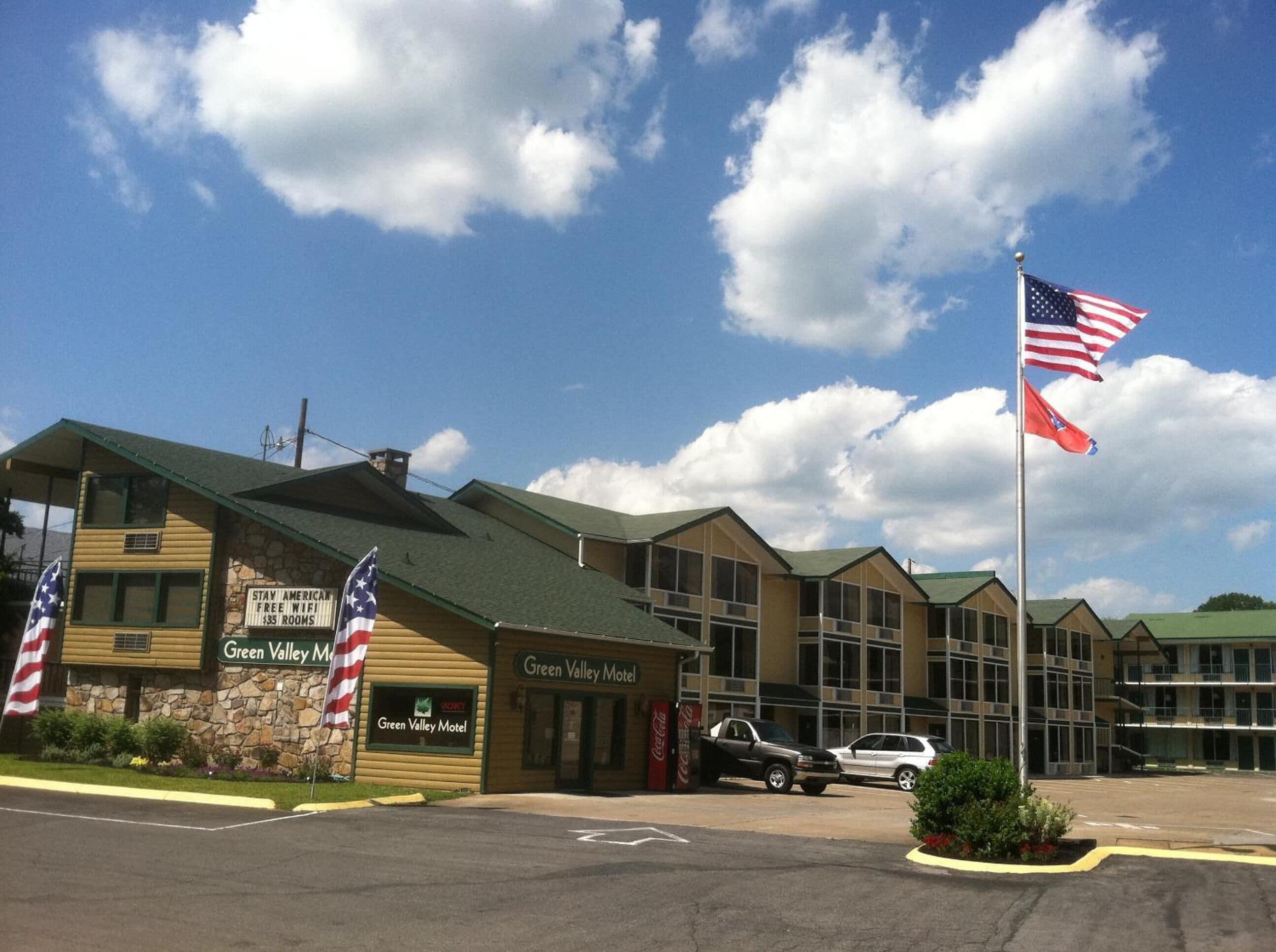 8 Budget Hotels Near Gatlinburg Golf Course Worth Booking