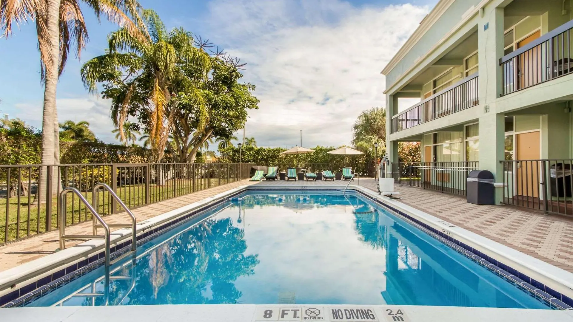 4 Budget Hotels Near Sugar Sand Park Worth Booking