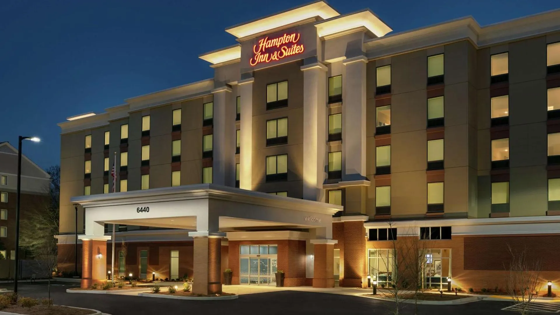 4 Smart 3-Star Hotels Near Jones Bridge Park Worth Booking