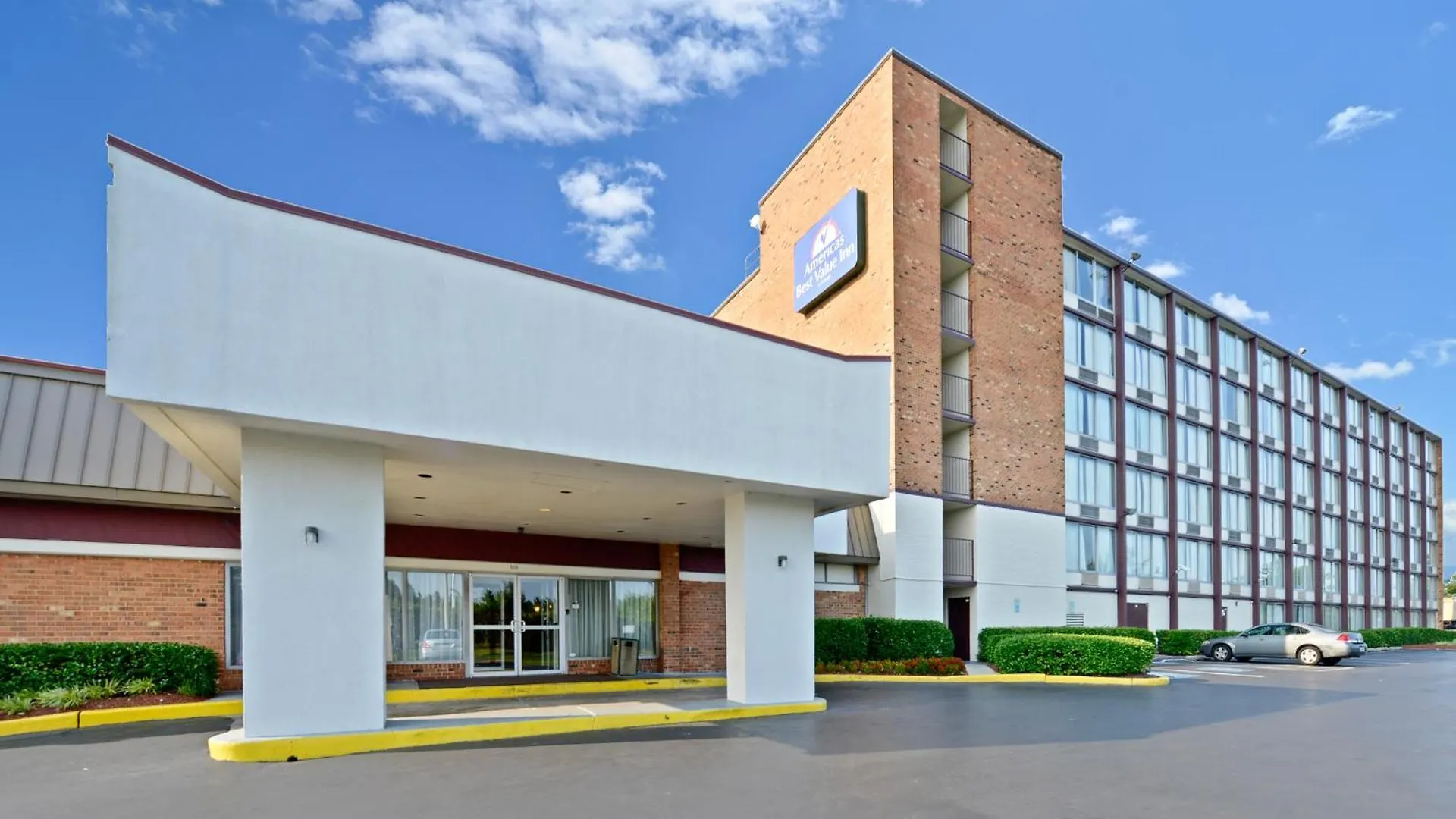 2 Hotels Close to Inner Harbor, Baltimore Compared